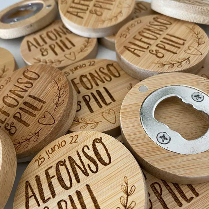 Abridor de madera personalizado para bodas, abridor iman, detalles boda, Alegría Estudio