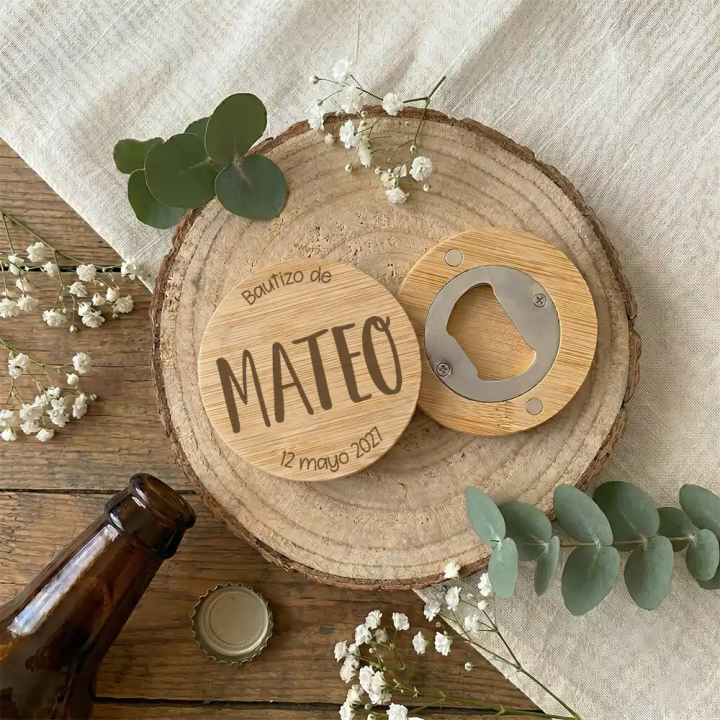 Abrebotellas de madera personalizado para bautizos, detalle original hombre, Alegría Estudio
