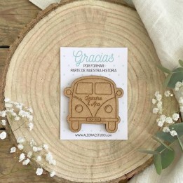 Imán de madera personalizado con forma de furgoneta camper vintage ideal como regalo para invitados de boda.