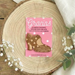 Imán de madera personalizado con forma de zapato de flamenca sobre tarjeta rosa para recuerdo de Primera Comunión