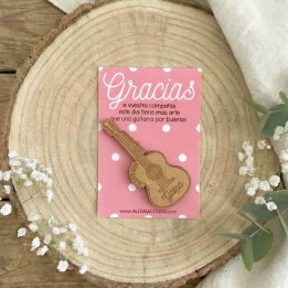 Imán de madera con forma de guitarra flamenca para regalo de invitados con tarjeta rosa de lunares, Alegría Estudio.
