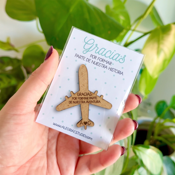 Detalle del grabado a láser con frase e iniciales en la cola del imán de avión, Alegría Estudio