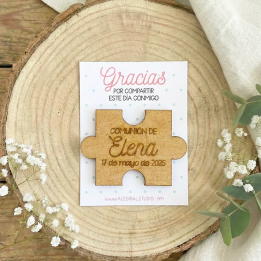 Detalle de comunión consistente en un imán de madera con forma de pieza de puzzle, grabado con nombre y fecha, Alegría Estudio