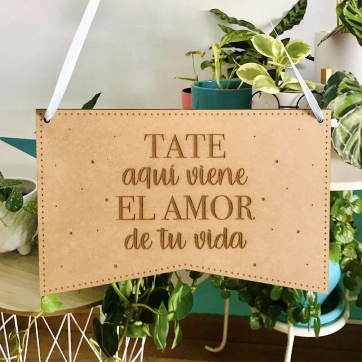 Cartel aquí llega el amor de tu vida, carteles pajes boda, cartel niños boda, Alegría Estudio