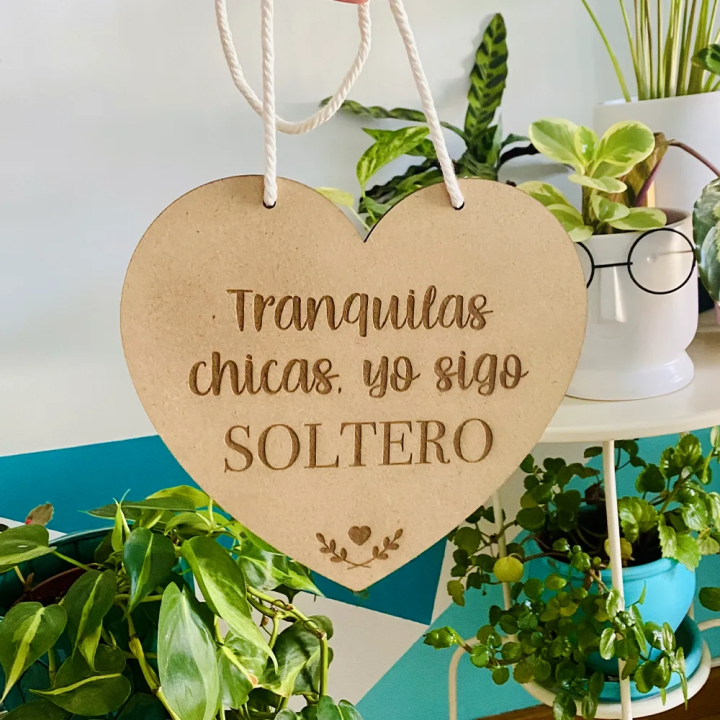 Cartel Niño Boda Corazón, cartel tranquilas chicas yo sigo soltero, cartel personalizable boda, Alegría Estudio