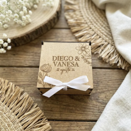 Caja de madera natural para arras de boda, personalizada con los nombres de los novios y fecha del enlace