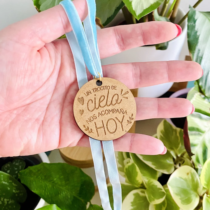 medalla-de-madera-personalizada-ramo-novia-medalla-para-ramo-alegria_estudio